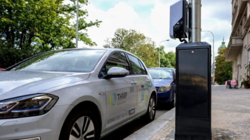 V Praze se elektromobily budou nabíjet přímo ze sítě veřejného osvětlení