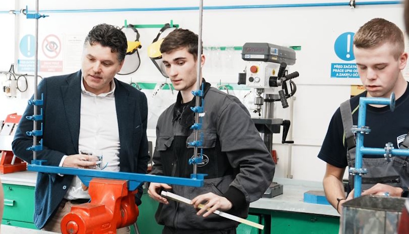 Drony, kamery, polní robot – krajské školy se modernizují
